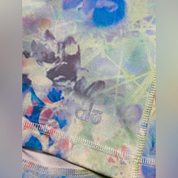 Alo Yoga Floral Glo Watercolor Printed Biker Shorts, Medium - Picture 7 of 9